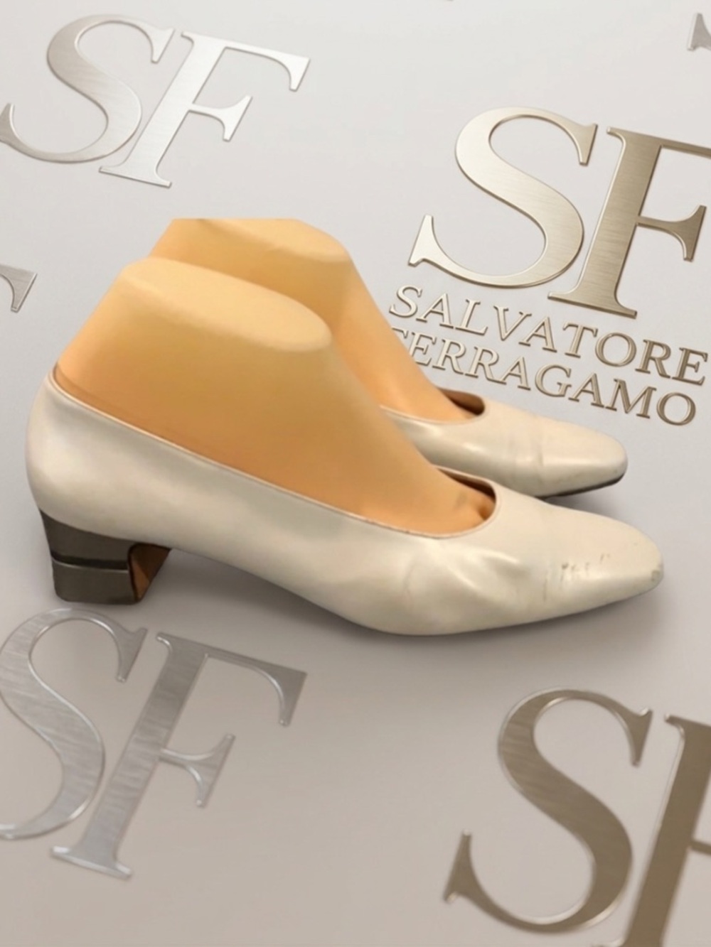 Authentic Salvatore Ferragamo luxury designer leather heels sz 8 W